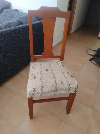 Silla de madera con tapizado floral