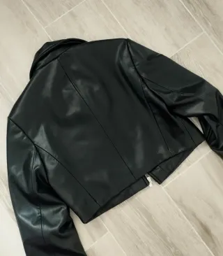 Chaqueta Zara efecto piel cropped