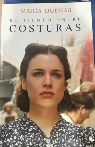 El tiempo entre costuras