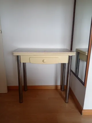 Mesa de cocina abatible beige y plateada