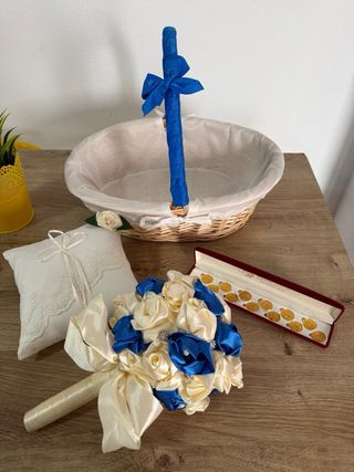 Cesta y ramo de boda beige y azul, arras, cojin