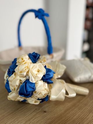 Cesta y ramo de boda beige y azul, arras, cojin