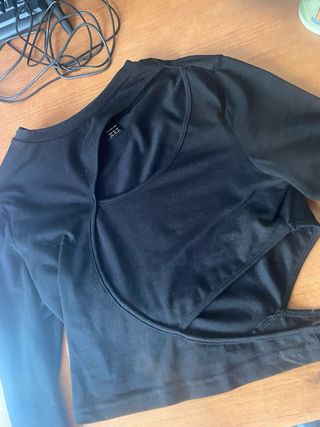 Camiseta negra manga larga con aberturas
