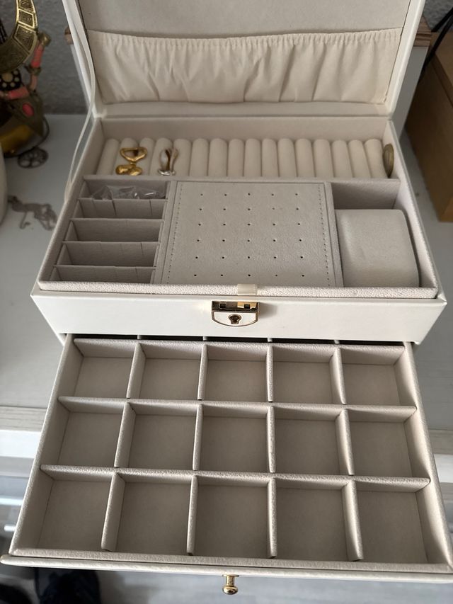 Joyero blanco con detalles dorados