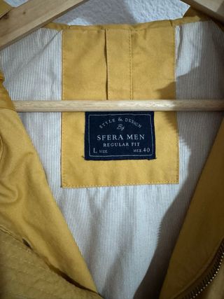 Chaqueta Parka Amarilla con Capucha