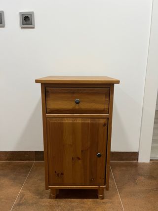 Mueble de madera con cajon y puertas
