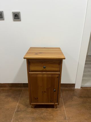 Mueble de madera con cajon y puertas