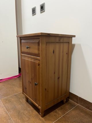 Mueble de madera con cajon y puertas