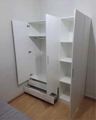 Armario blanco y marrón madera