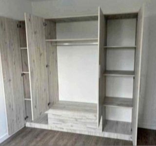 Armario blanco y marrón madera