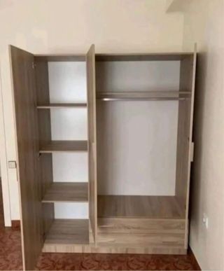 Armario blanco y marrón madera