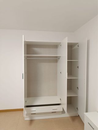 Armario blanco y marrón madera