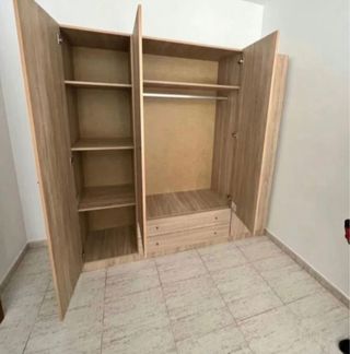 Armario blanco y marrón madera