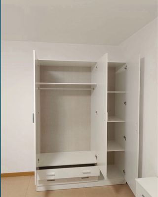 Armario blanco y marrón madera