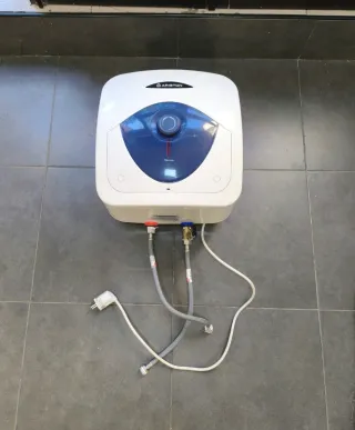 Termo Eléctrico Ariston 15L Blanco/Azul