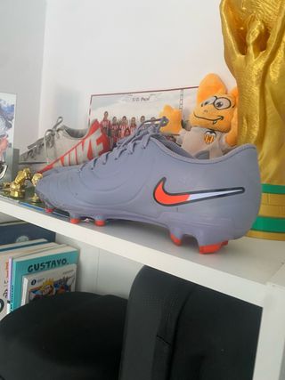 Botas de fútbol Nike moradas medio grises