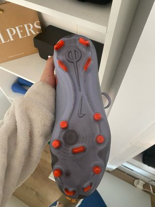 Botas de fútbol Nike moradas medio grises