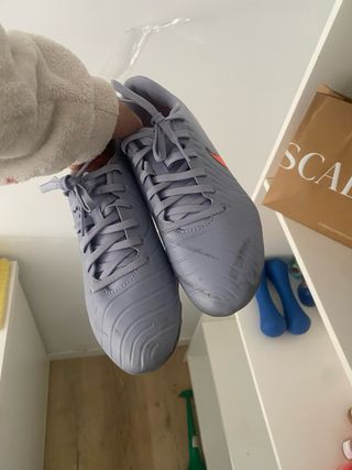 Botas de fútbol Nike moradas medio grises