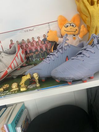 Botas de fútbol Nike moradas medio grises