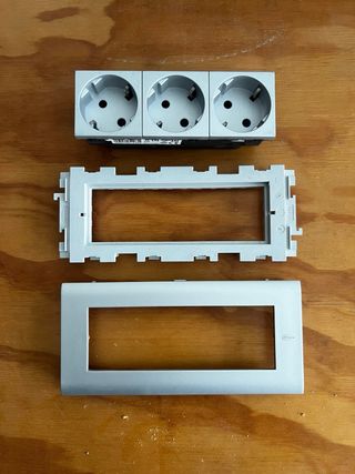 Enchufe Legrand Mosaic + Unex Troncos 93