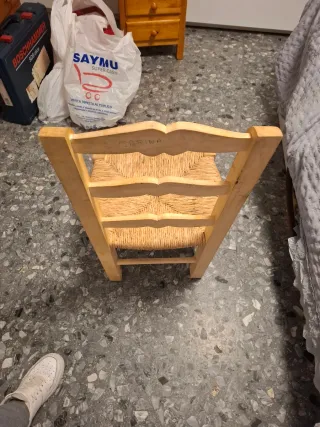 Silla de madera con asiento de yutes