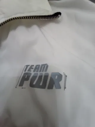 Chaqueta blanca y plateada