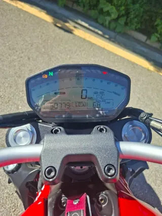 Ducati Monster 821 Roja .Limitable para el A2