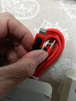 Cavi iPhone e cuffie nuovi