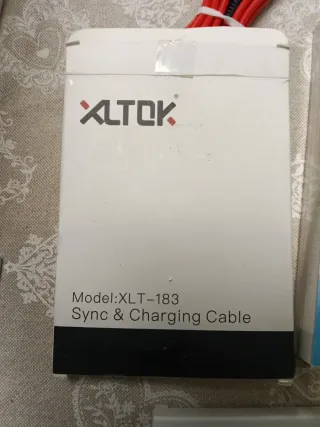 Cavi iPhone e cuffie nuovi