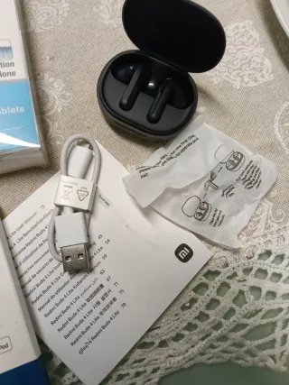 Cavi iPhone e cuffie nuovi