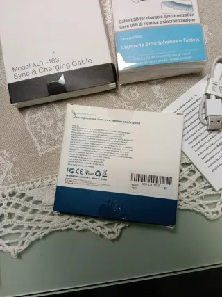 Cavi iPhone e cuffie nuovi