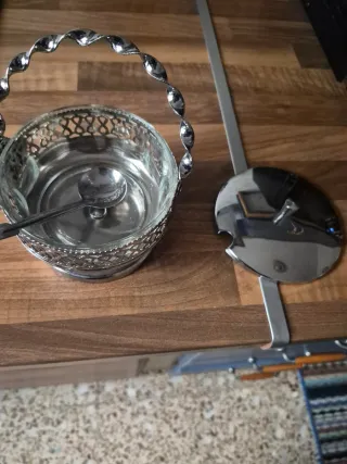 Azucarero de metal plateado con asa