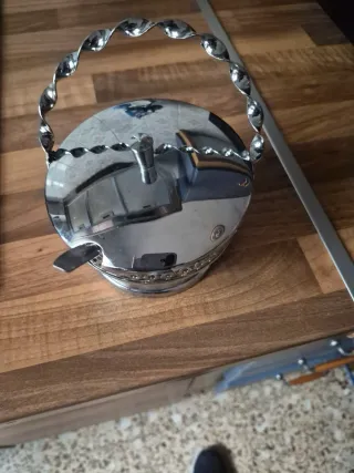 Azucarero de metal plateado con asa