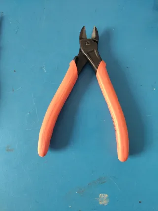 Alicate punta redonda Wiha y alicate corte BAHO