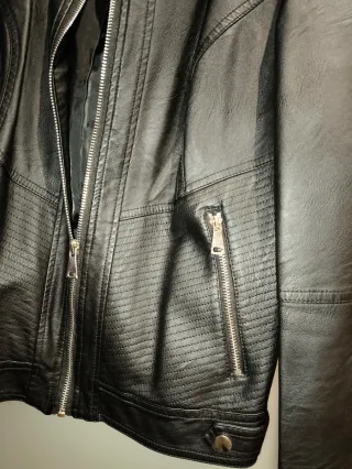 Chaqueta efecto piel negra