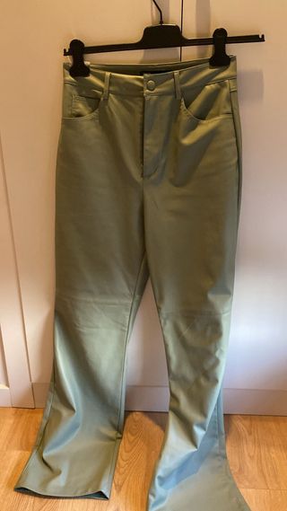 Pantalón verde cuero Zara
