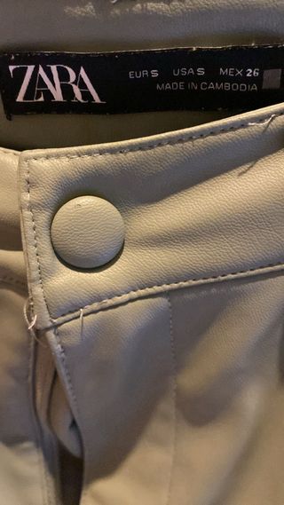 Pantalón verde cuero Zara
