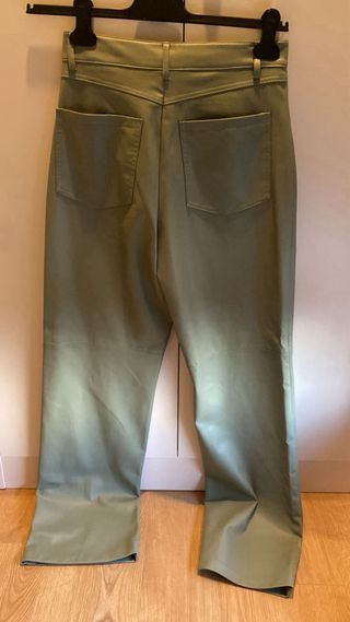 Pantalón verde cuero Zara