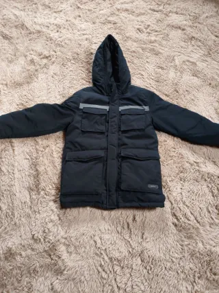 Plumífero Negro con Capucha( plumón y plumas)