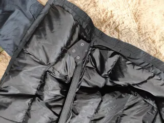 Plumífero Negro con Capucha( plumón y plumas)