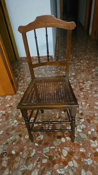 Silla antigua de madera