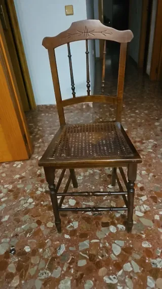 Silla antigua de madera