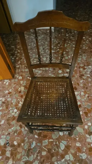 Silla antigua de madera