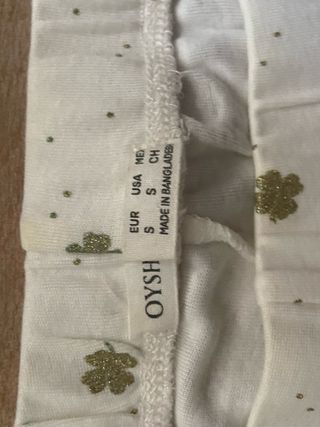 Pijama blanco con estampado de treboles dorados