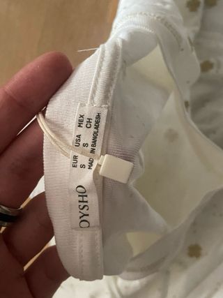 Pijama blanco con estampado de treboles dorados