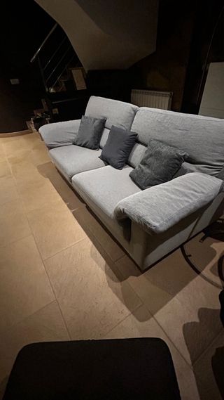 Sofá gris de tela + sillon a juego de regalo.