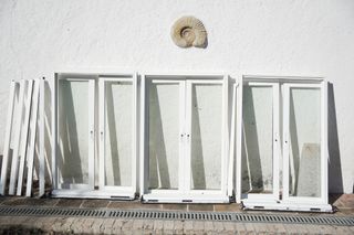 Conjunto de ventanas y rejas