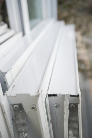 Conjunto de ventanas y rejas