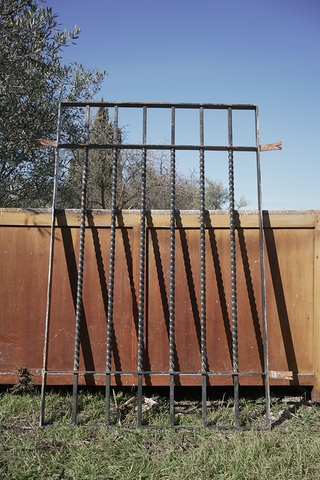 Conjunto de ventanas y rejas