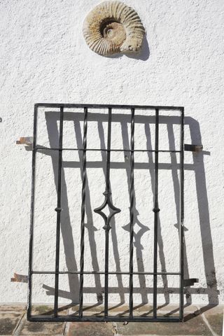 Conjunto de ventanas y rejas